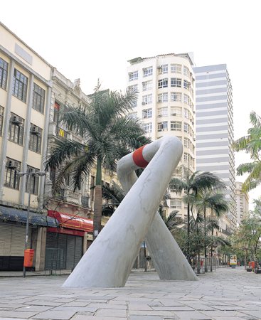 Concreto e pigmento
400 x 830 x 300 cm
Rua Uruguaiana � centro � Rio de Janeiro