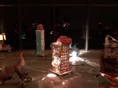 Puzzleplis II, instalao com objetos de Clvis Aparecido dos Santos, 26 Bienal de So Paulo, 2004 - foto de Wilton Montenegro