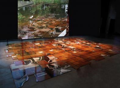 Mercúrio (Mercury), 2017.
vídeo, foto em MDF
6,00m x 4,00m

