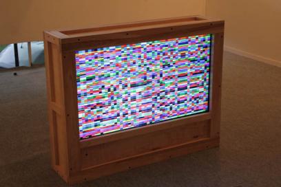 Paisagem Discreta, objeto interativo, Fernando Velázquez 2008.
TV plasma, computador, webcam, caixa de madeira e software personalizado.